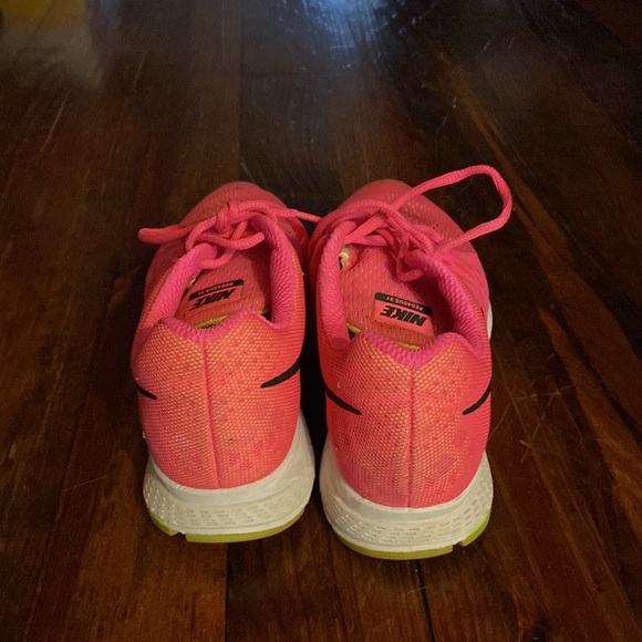 Gently Used Pink Nike Running Shoes Size 7.5 - Picture 3 of 5